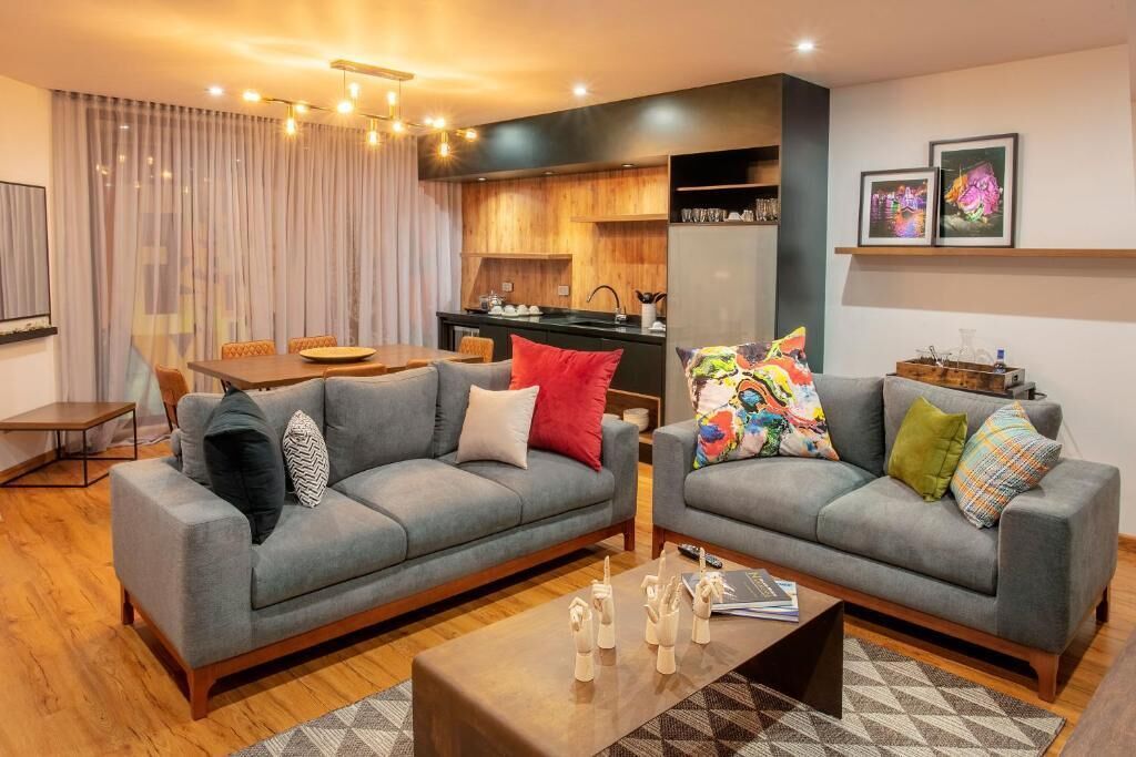 deluxe suite, 1 king bed | living area | flat-screen tv