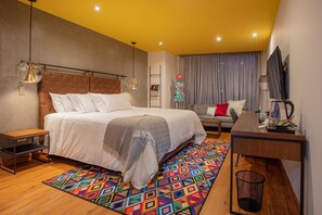 Habitación estándar, 1 cama King size | Minibar, caja de seguridad en la habitación y escritorio 