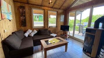 TV connectée, cheminée, table de tennis de table, livres