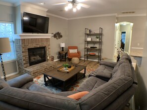 Smart TV, chimenea, libros y oficina