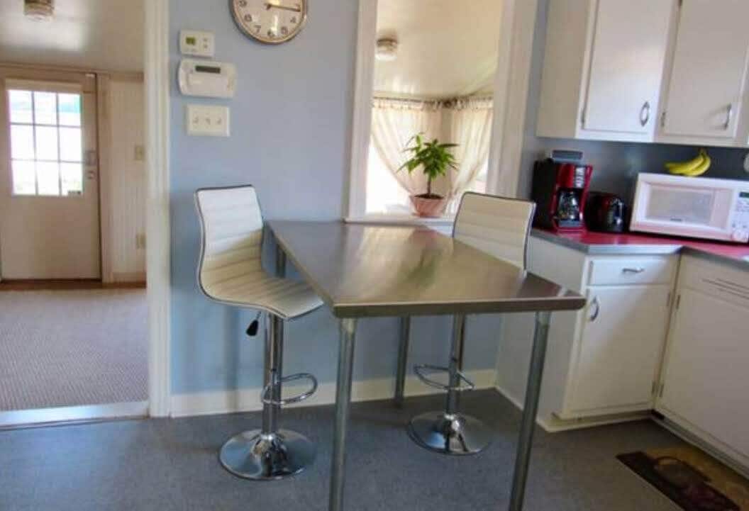 Magic Cottage - 2 Bedrm,1 Ba, Washer&Dryer, Nice Kitchen, & Fenced Yard for Dogs