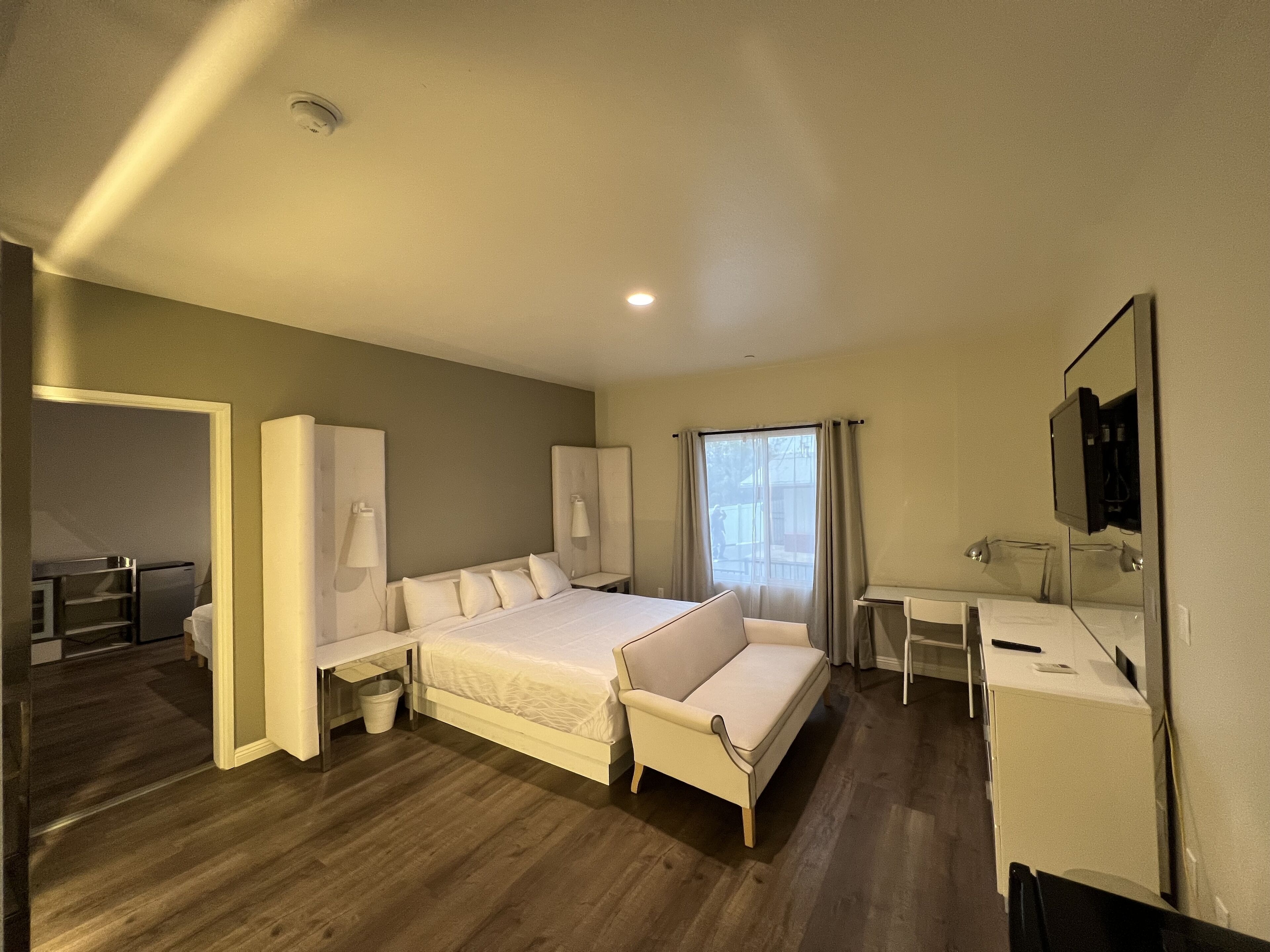 deluxe studio suite | desk, free wifi, bed sheets