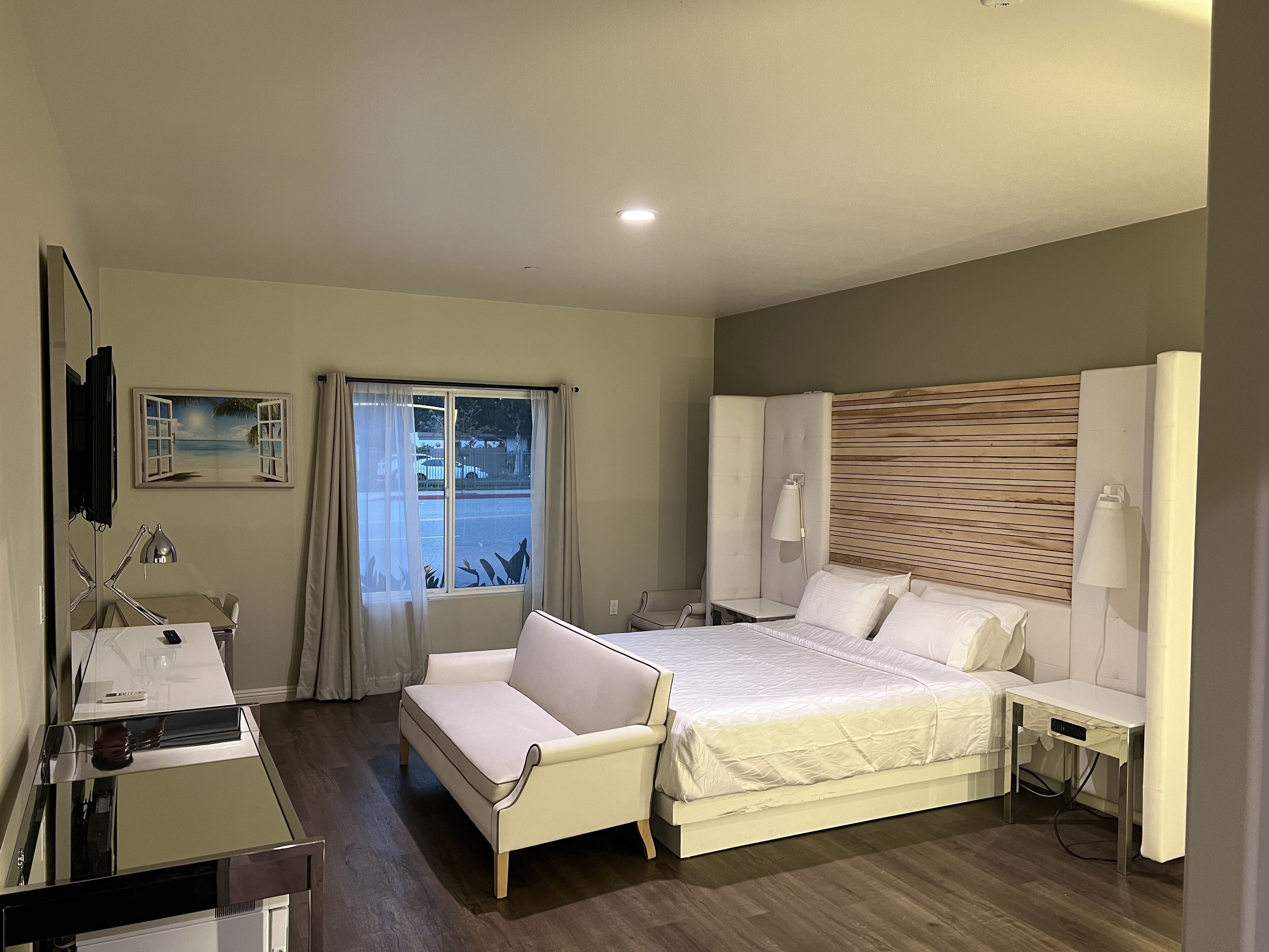 deluxe room, 1 king bed, non smoking | desk, free wifi, bed sheets