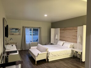 Deluxe Room, 1 King Bed, Non Smoking - Aspire Inn & Suites Orange (Orange)