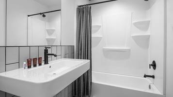 Habitación familiar | Baño | Amenidades de baño gratuitas, secadora de cabello, toallas