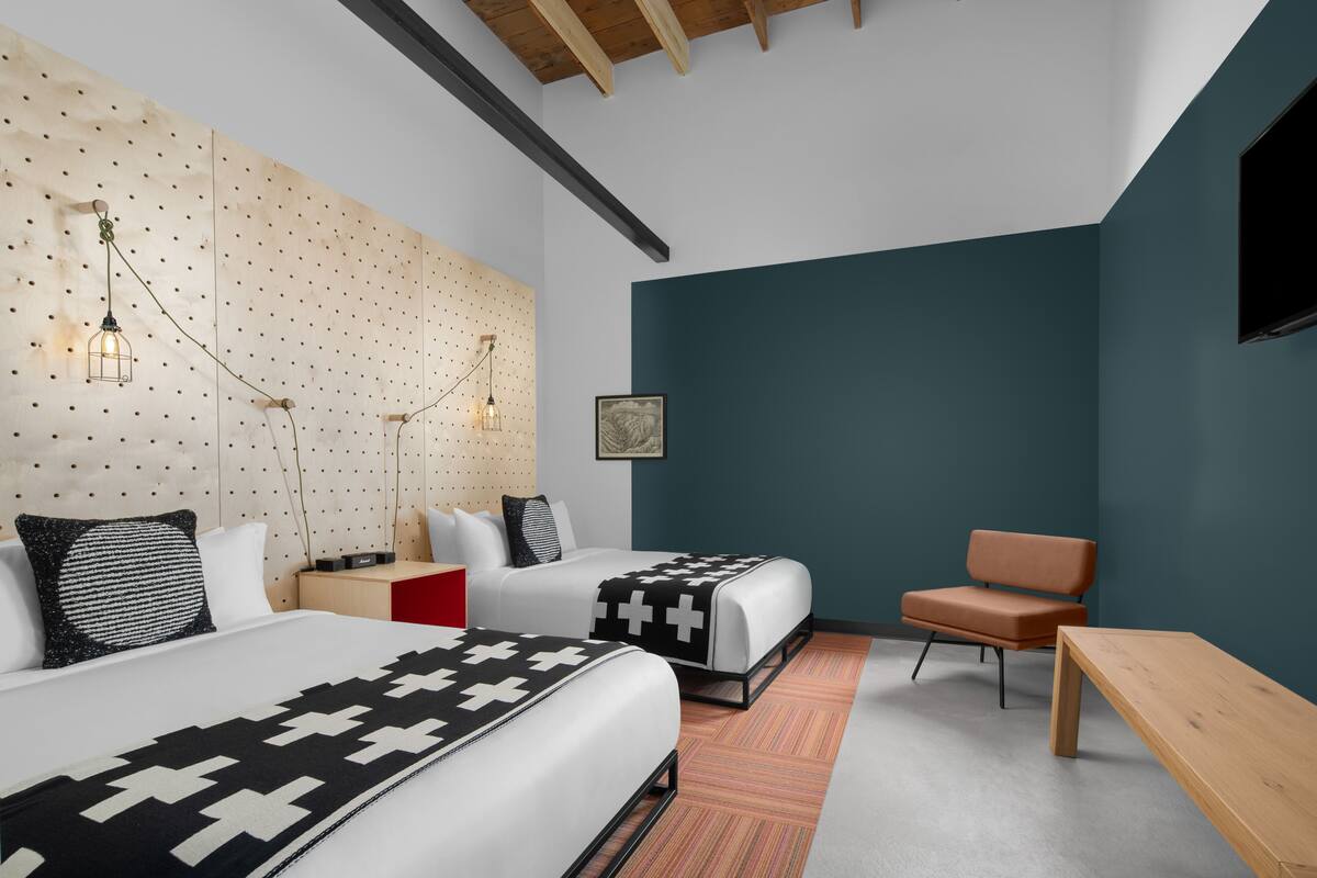 Boulder Two Queens | Iron/ironing board (on request), WiFi (free), bed sheets