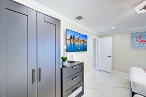 5 chambres, bureau, fer et planche à repasser, lit parapluie