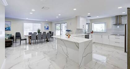 Luxury 5BR/3BA Villa Walk to Hollywood Beach