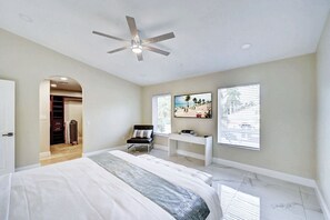 5 habitaciones, escritorio y tabla de planchar con plancha 