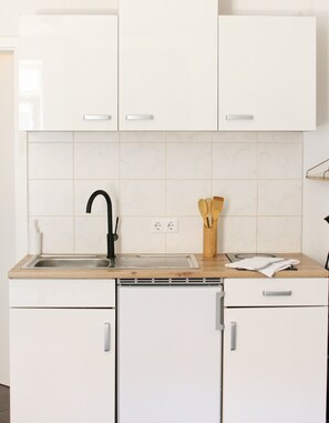 Kühlschrank, Wasserkocher mit Kaffee-/Teezubehör, Wasserkocher