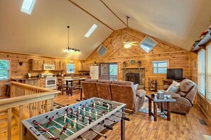 تلفزيون ذكي، مدفأة، مشغل دي في دي، كرة قدم الطاولة