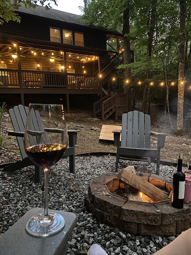 Cabin with hot tub firepit fireplace and game room area!near Helen 