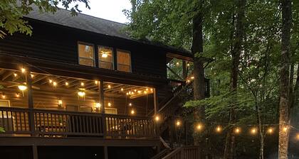 Cabin with hot tub firepit fireplace and game room area!near Helen