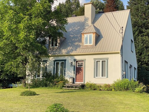 Cozy house with spa 10 minutes from Village Vacances Valcartier.