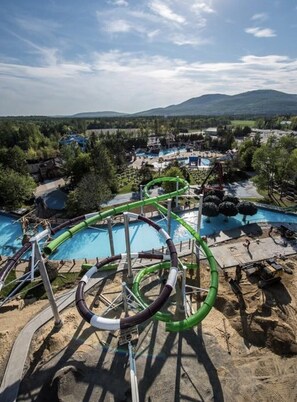 Pool - Cozy house with spa 10 minutes from Village Vacances Valcartier. (Saint-Gabriel-de-Valcartier)