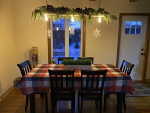 Dining - Cozy house with spa 10 minutes from Village Vacances Valcartier. (Saint-Gabriel-de-Valcartier)