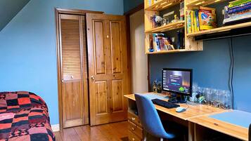 3 habitaciones, escritorio, tabla de planchar con plancha y wifi gratis