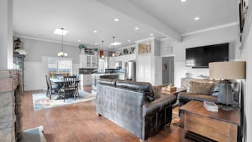 Smart TV, fireplace