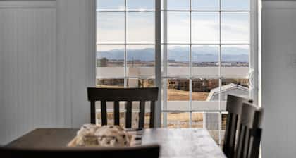 FARMHOUSE W/MOUNTAIN VIEWS!