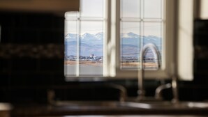 Cozinha com vista para montanhas.