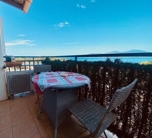 Outdoor dining - Studio feet in the water (Grosseto-Prugna)