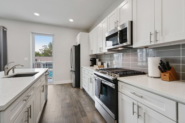 冷蔵庫、電子レンジ、オーブン、コンロ