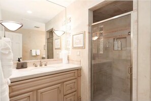 أحواض استحمام، مجففات شعر، مناشف، صابون