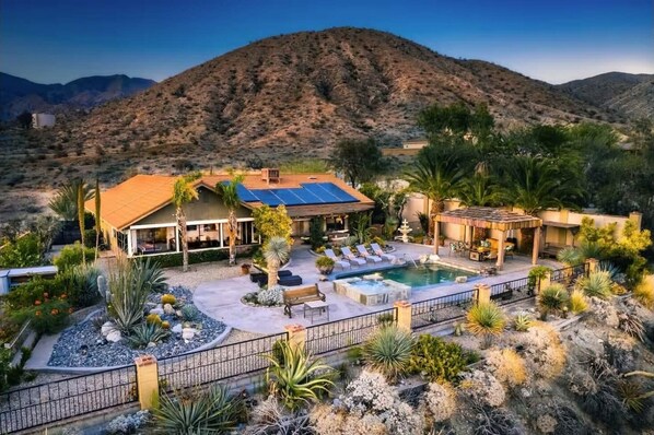 Utendørsbasseng og et oppvarmet basseng