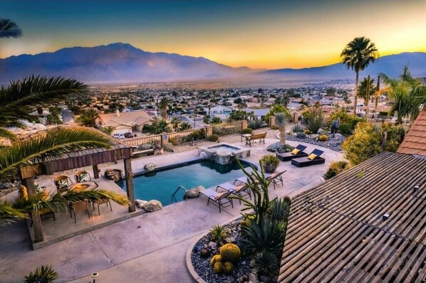Una piscina al aire libre, una piscina climatizada