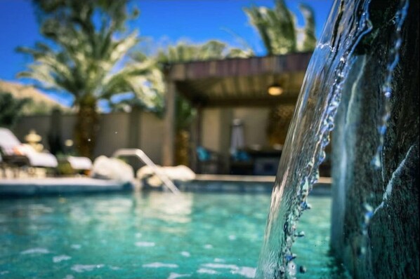Una piscina al aire libre, una piscina climatizada