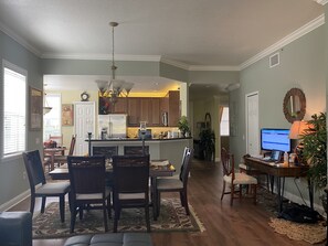 Dining - 3/2 Close to Disney and theme parks (reunion)