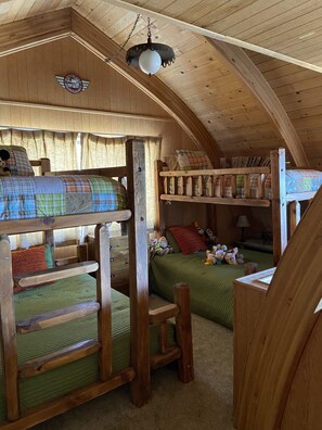 3 bedrooms, travel crib, free WiFi, bed sheets