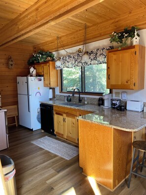 Private kitchen - Beautifully designed Cabin in Duck Creek Village (Duck Creek Village)