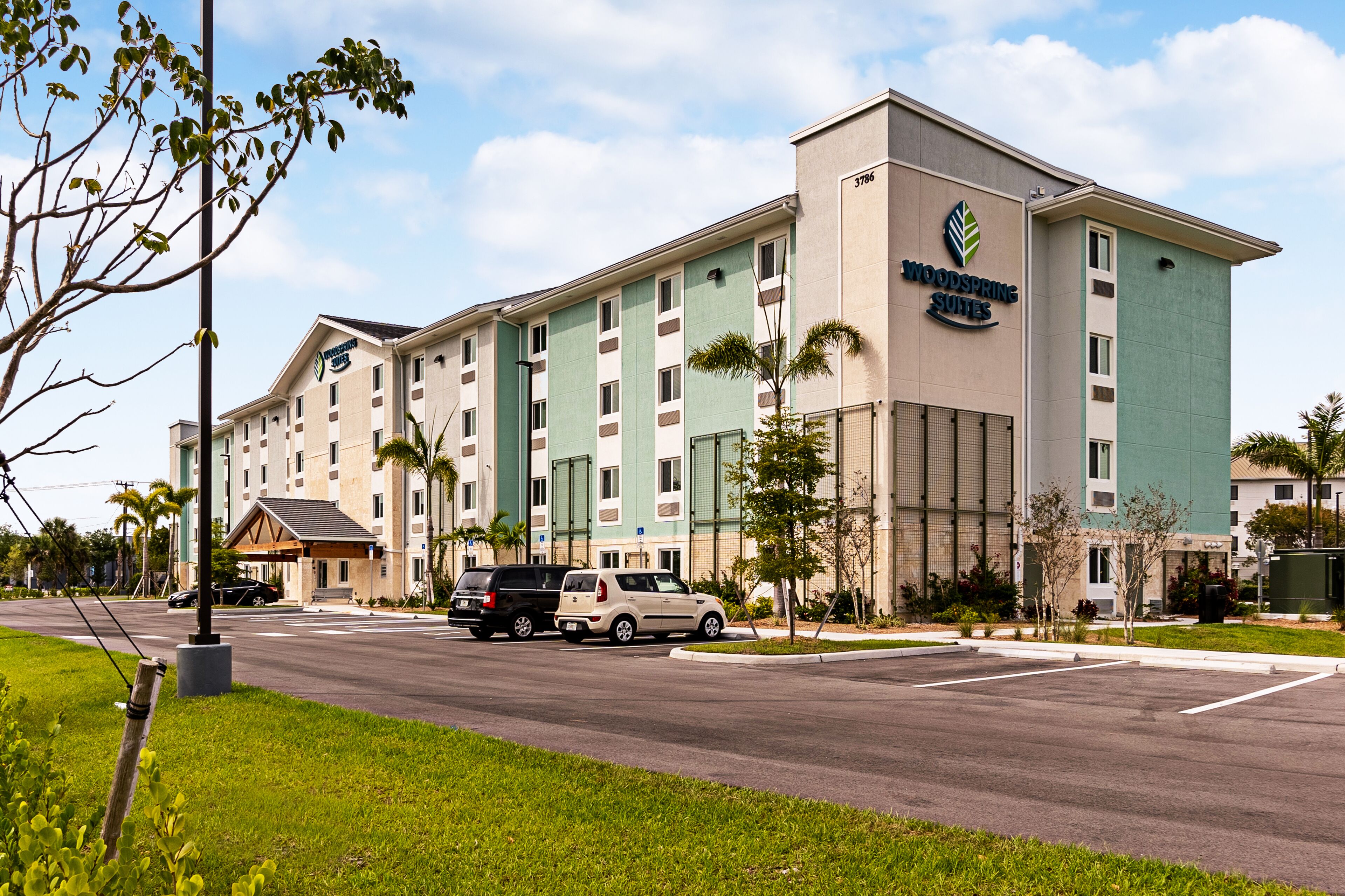 Ein Hotel mit modernem Design, mit einem gut sichtbaren Schild für "Woodspring Suites".