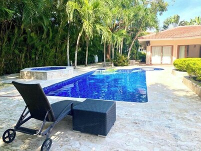 Luxury & Cozy Villa with Jacuzzi at Metro Club