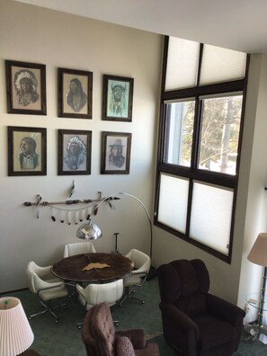 Badewanne, Haartrockner, Handtücher, Seife