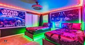 7 bedrooms, iron/ironing board, WiFi, bed sheets - Luxury Retreat with Themed Bedrooms & Pool (Davenport)