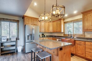 Coffee/tea maker, fridge, microwave, stovetop - 'Longview Lodge' w/ Furnished Deck & Fire Pit! (Alton)