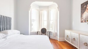 4 chambres, bureau, fer et planche à repasser, lit de bébé portatif