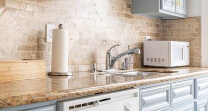 Newly Renovated Victorian House 1 train stop to SF and Parking