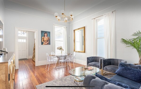Interior - Newly Renovated Victorian House 1 train stop to SF and Parking (Oakland)