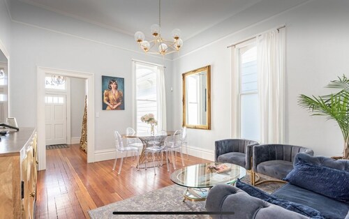 Newly Renovated Victorian House 1 train stop to SF and Parking