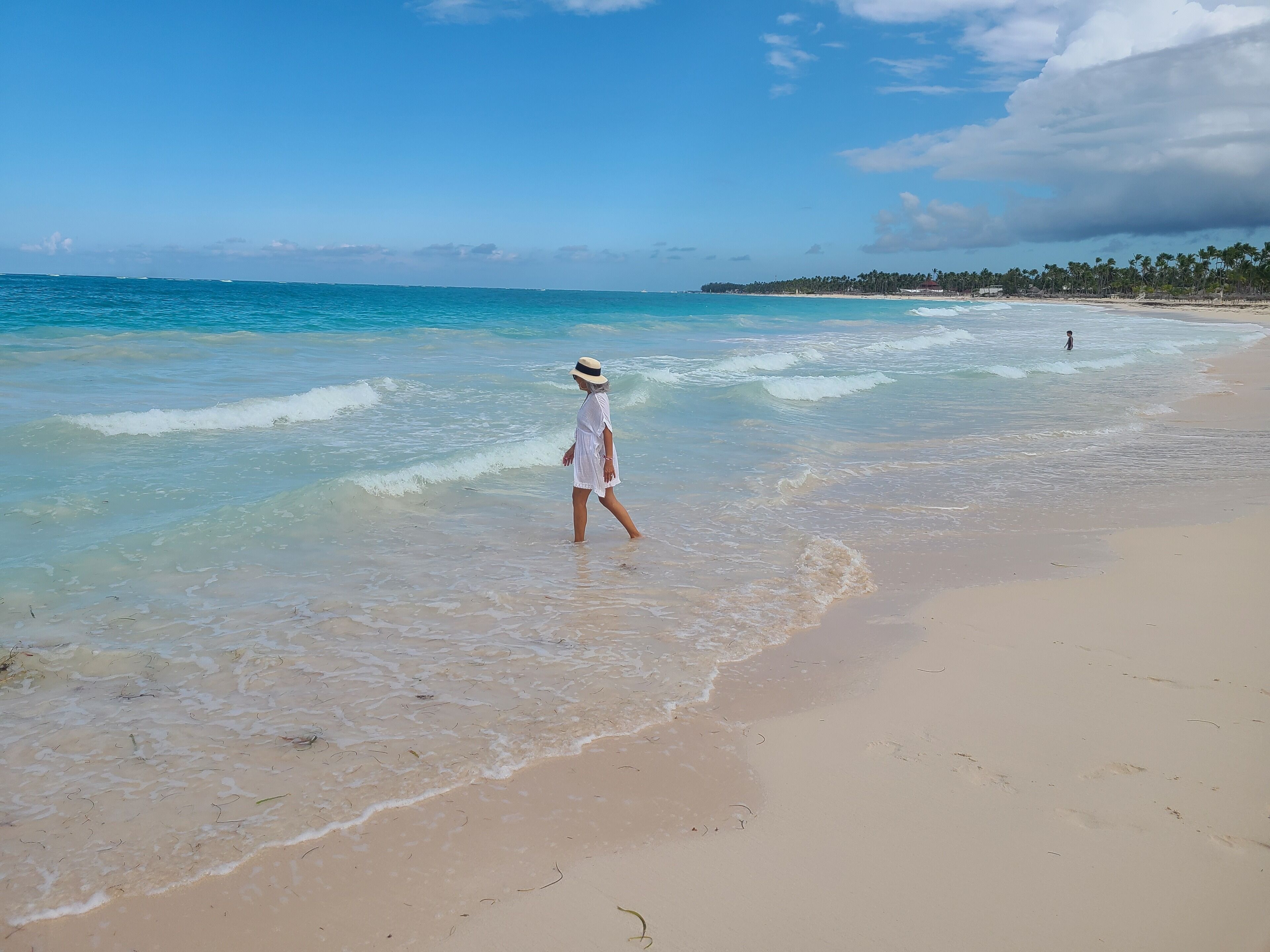 Beach nearby, sun loungers, beach towels