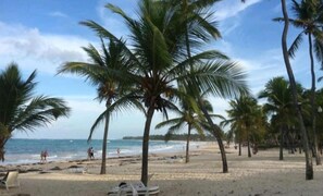 Beach nearby, sun-loungers, beach towels