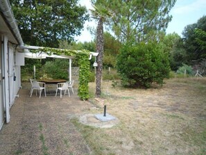 Outdoor dining - 029 - Peaceful little corner in the heart of the forest 500 m from the beaches (SOULAC SUR MER)