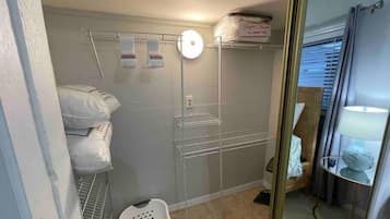 2 habitaciones, tabla de planchar con plancha, wifi y ropa de cama