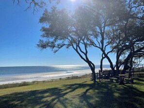 En la playa, camastros y toallas de playa