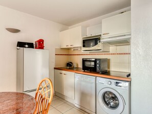 Microondas, placa de cocina y lavavajillas
