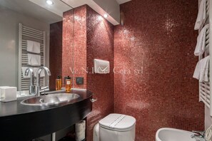 Ducha, secador de pelo, bidet, toallas
