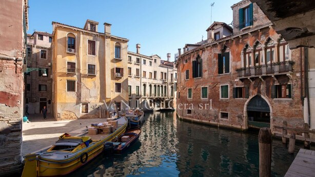 A narrow canal in Venice with boats docked along the sides. - Ve.N.I.Ce. Cera San Moisè (Venezia)